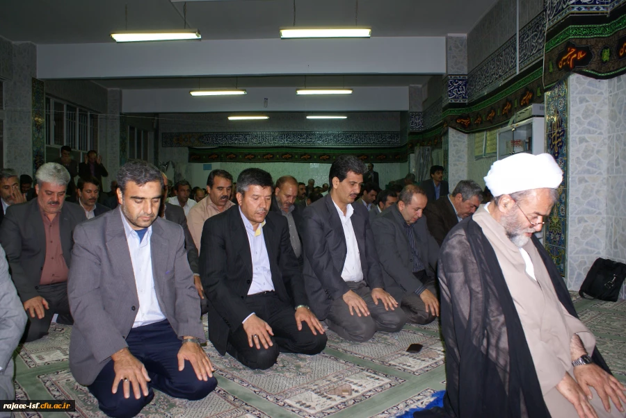 برگزاری نماز جماعت در همایش روز معلم