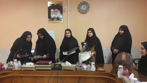 اهداء هدایا و لوح تقدیر به دبیران و اعضای سابق شوراها و انجمن ها و کانونها