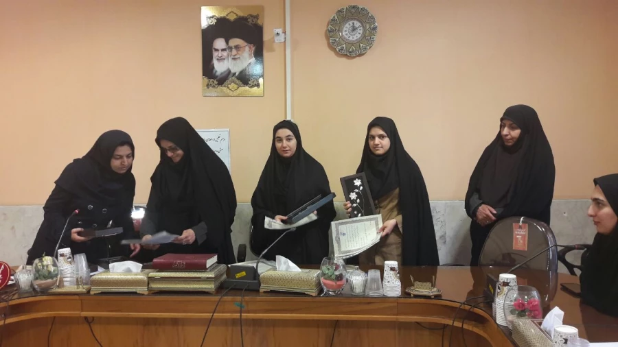 اهداء هدایا و لوح تقدیر به دبیران و اعضای سابق شوراها و انجمن ها و کانونها