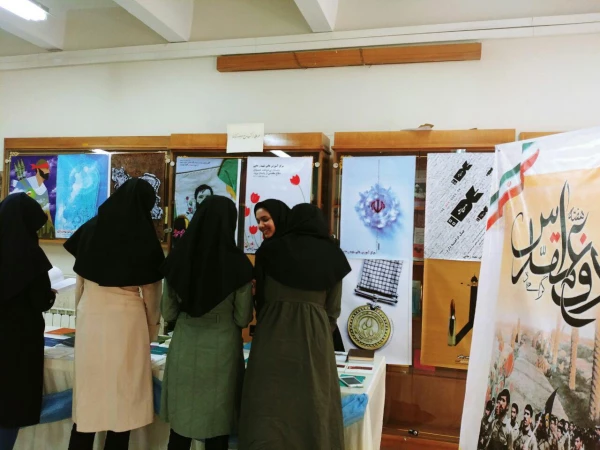 نمایشگاه پوستر و کتاب با موضوع دفاع مقدس