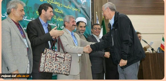 تقدیم یادبود به میهمانان سمپوزیوم تربیت معلم تطبیقی