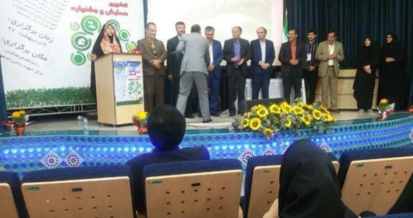 اهداء جوایز به ارائه دهندگان مقاله  در اولین همایش کشوری کودکان با نیازهای خاص