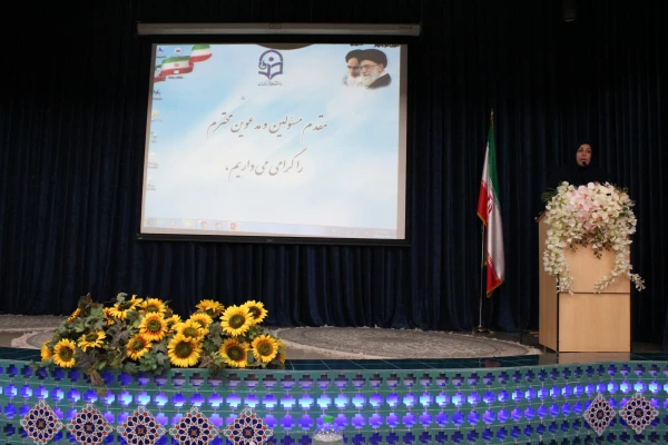 خانم حامی در جلسه توجیهی دانشجویان جدیدالورود