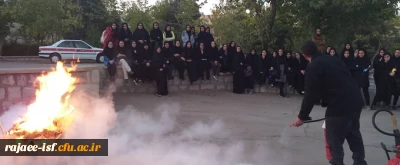 با حضور دانشجویان ساکن سرای دانشجویی برگزار شد:

کارگاه آموزش اطفاء حریق 