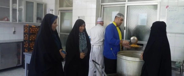 بازدید خانم دکتر احمدی از آشپزخانه و امور تغذیه
