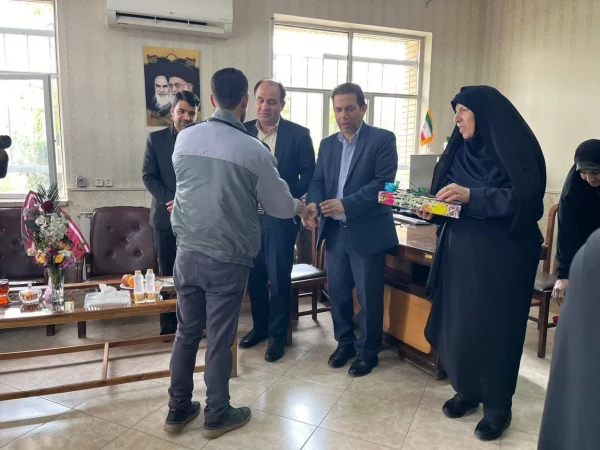 تجلیل از خدمه ی زحمتکش مرکز به مناسب هفته ی  کار و کارگر 2