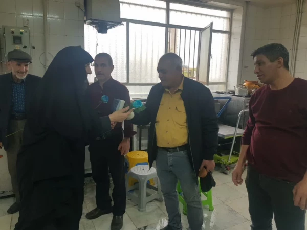 تجلیل از خدمه ی زحمتکش مرکز به مناسب هفته ی  کار و کارگر 2