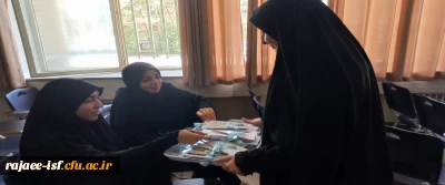 اهدای یادگاری به دانشجو معلمان به مناسبت روز معلم