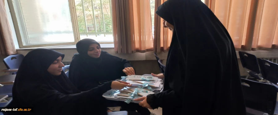 اهدای یادگاری به دانشجو معلمان به مناسبت روز معلم 2