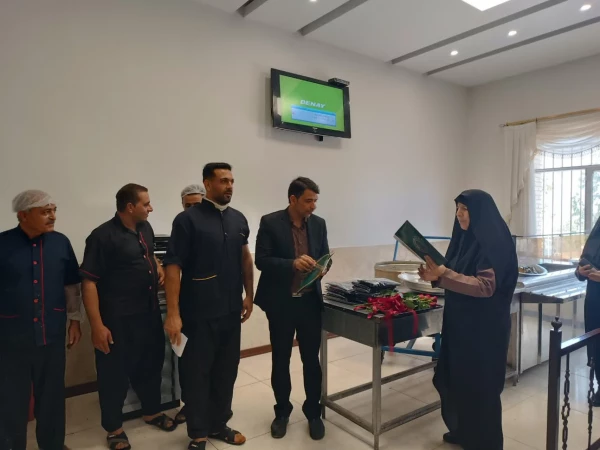 تقدیر از سر آشپز و آشپزهای محترم و زحمتکش مرکز شهید رجایی به مناسبت روز جهانی سر آشپز توسط مسئولین محترم 

 2