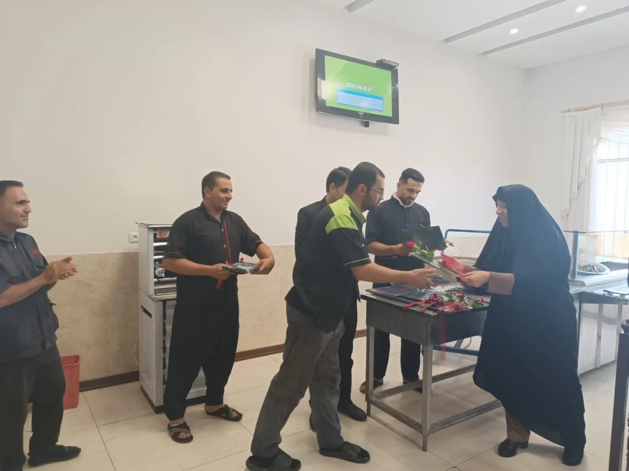 تقدیر از سر آشپز و آشپزهای محترم و زحمتکش مرکز شهید رجایی به مناسبت روز جهانی سر آشپز توسط مسئولین محترم 

 2