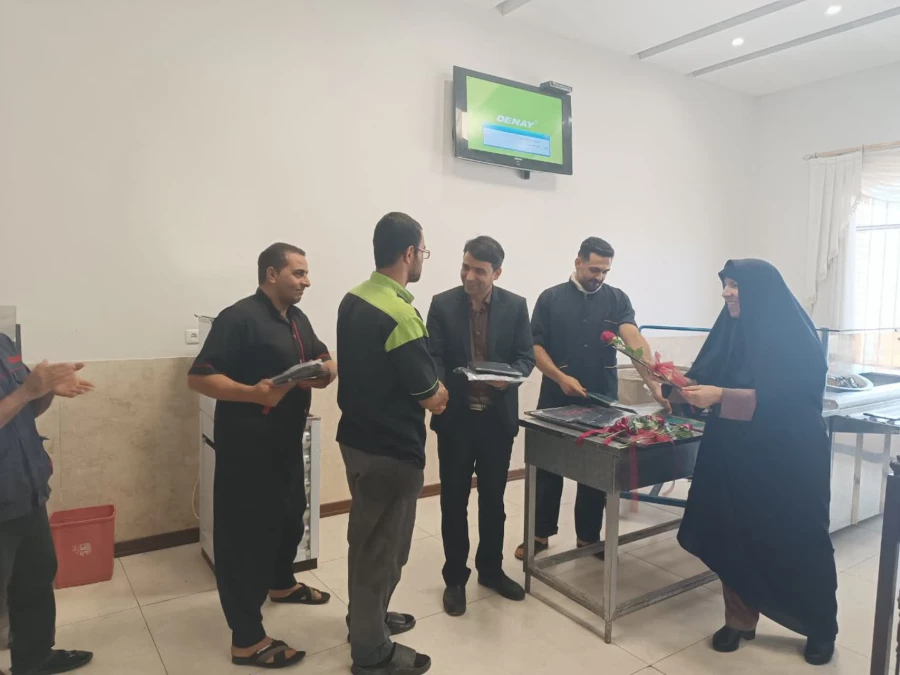 تقدیر از سر آشپز و آشپزهای محترم و زحمتکش مرکز شهید رجایی به مناسبت روز جهانی سر آشپز توسط مسئولین محترم 

 2